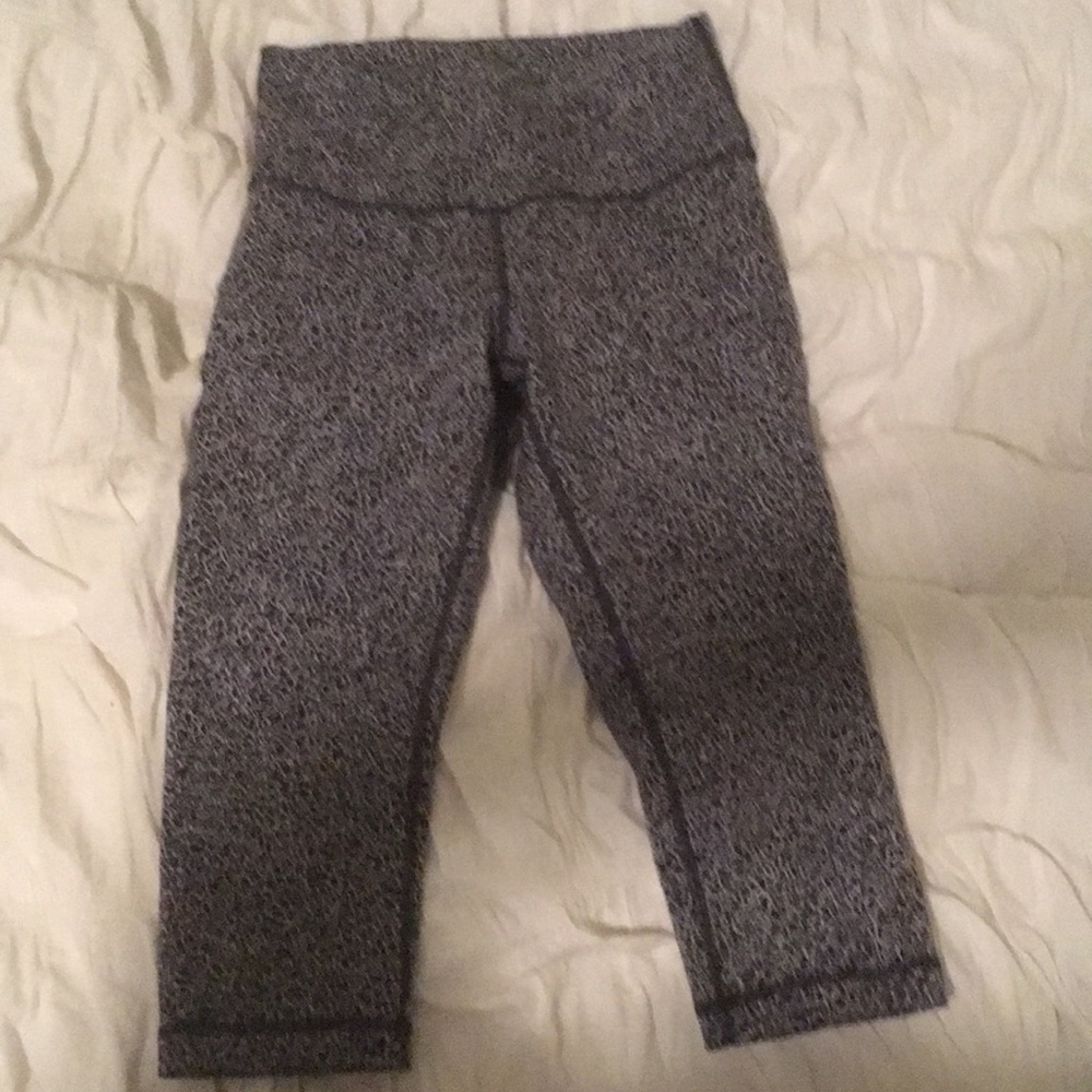 black and white lululemon cropped leggings